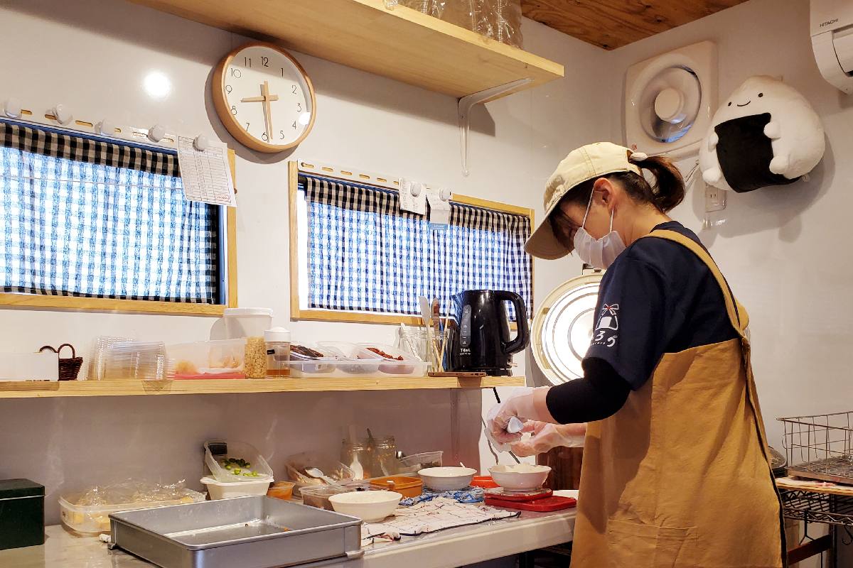 厨房の壁にはかわいい&rdquo;おむすび君&rdquo;のぬいぐるみも！