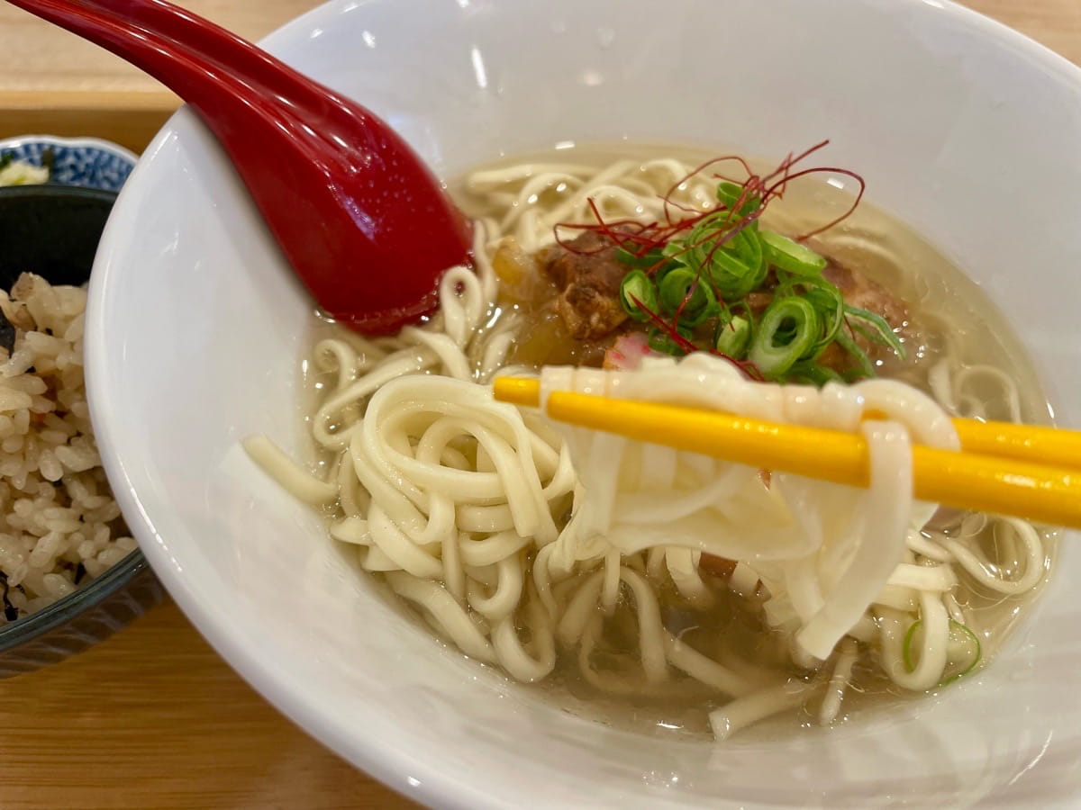 宮古島の麺に似た平打ち麺も、こだわって仕入れているもの&nbsp;