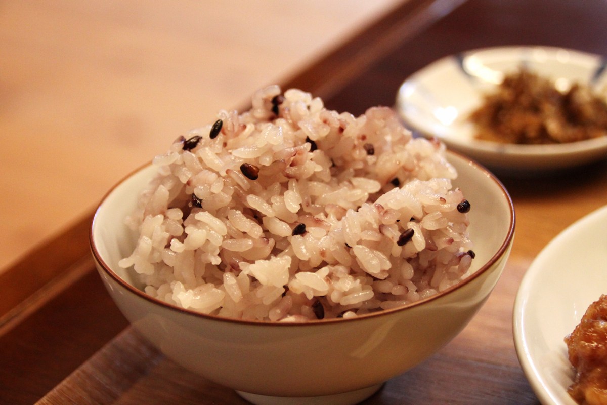 プチプチとした食感が楽しい紫黒米。ご飯は大盛り、少な目に変更することも可能