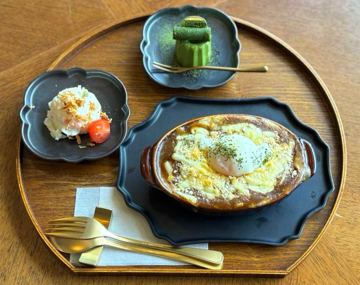 「窯出し焼チーズカレー」1,300円（税込）ドリンクセットは＋200円で好きなものが選べます