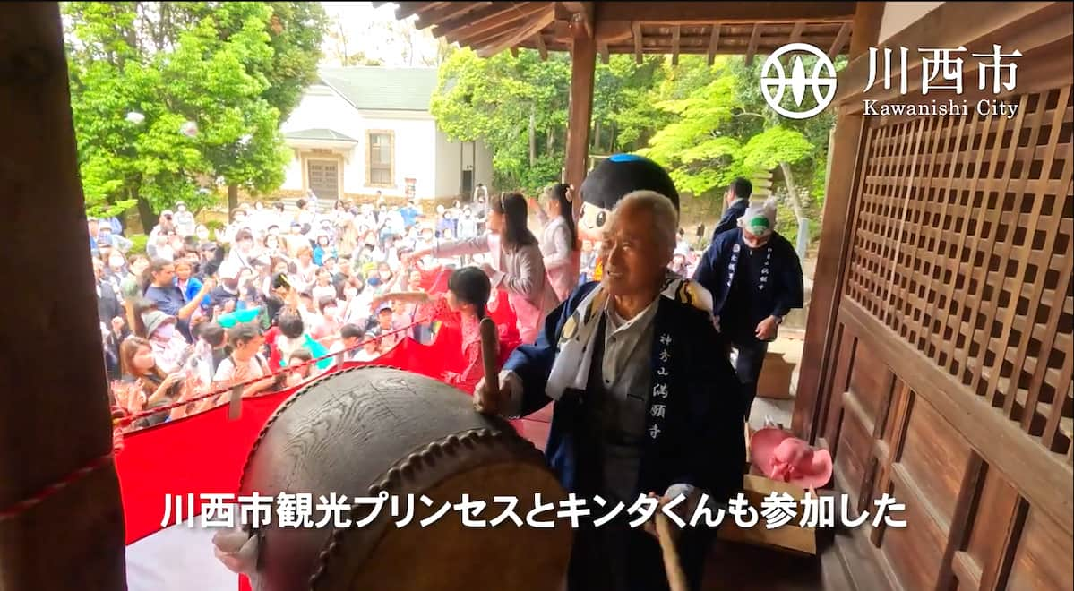 昨年の餅まきの様子（画像提供：川西市公式YouTubeチャンネル）