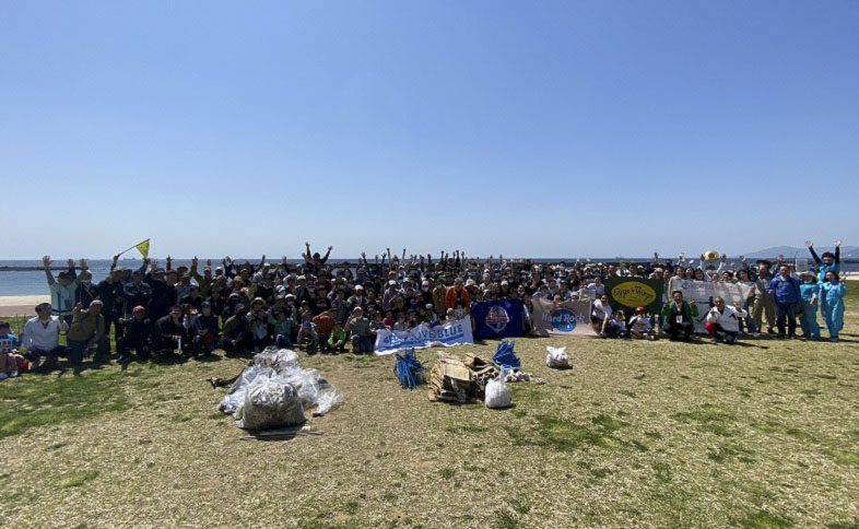 須磨海岸で「コベルコ神戸スティーラーズ」の選手たちとビーチクリーンやラグビー体験　神戸市 [画像]