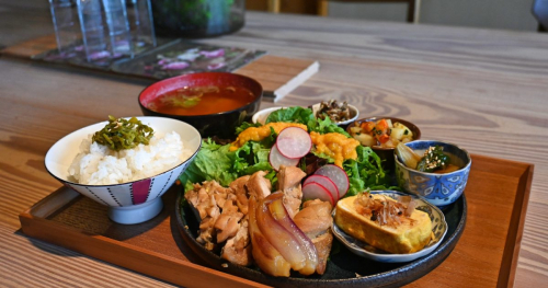 末吉にある古民家を再生した『廻農園カフェ』でボリュームたっぷり日替わりランチを実食　三田市