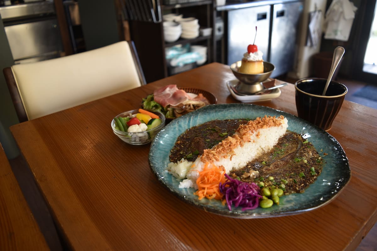 「合いがけカレー（月替わり＋鹿）Bセット」1,400円（税込）「昭和プリン」＋200円（税込）