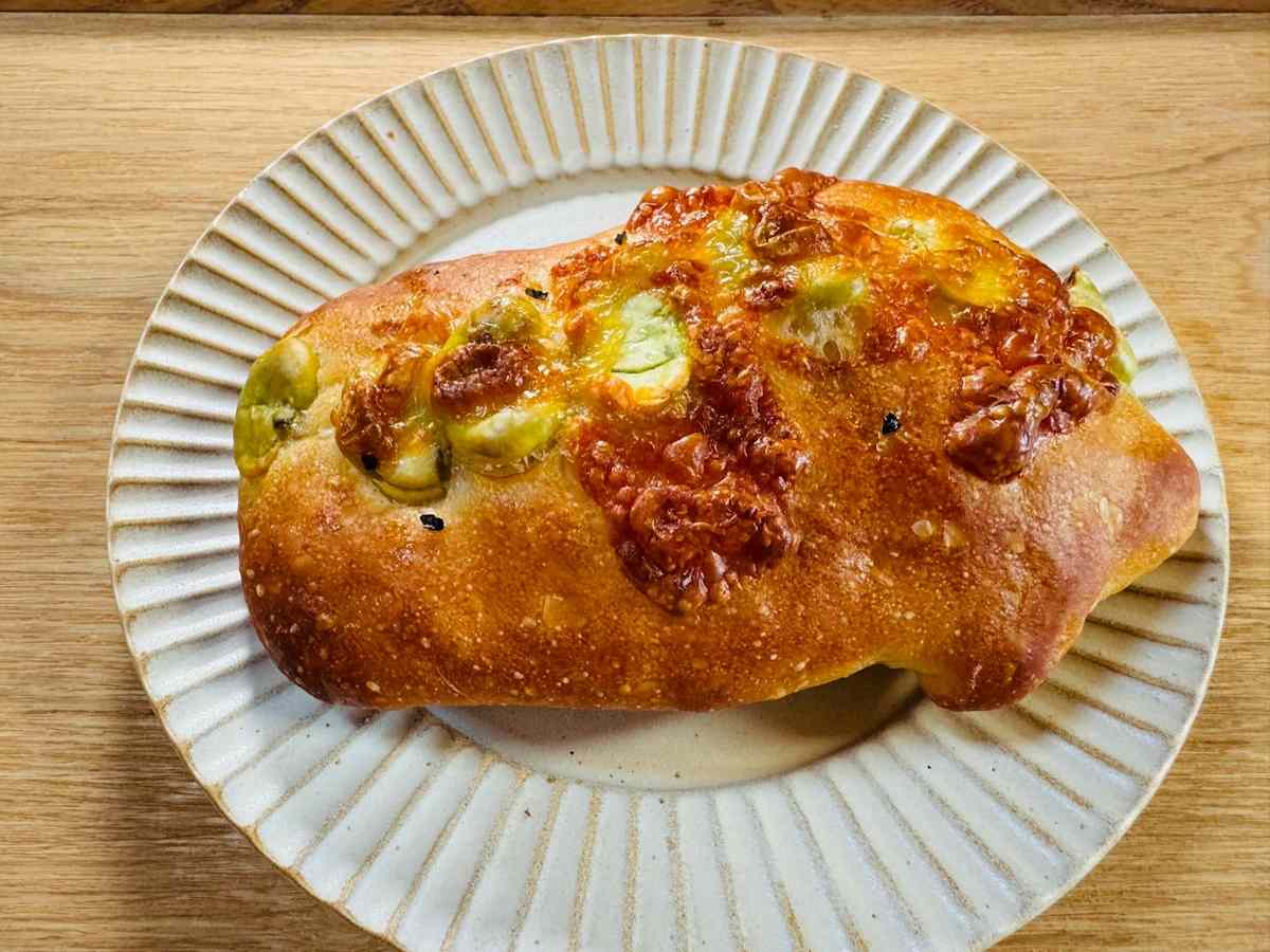 「空豆とチーズのフランス」190円（税込）素朴な味の空豆と焼きチーズの塩味の相性バッチリ！