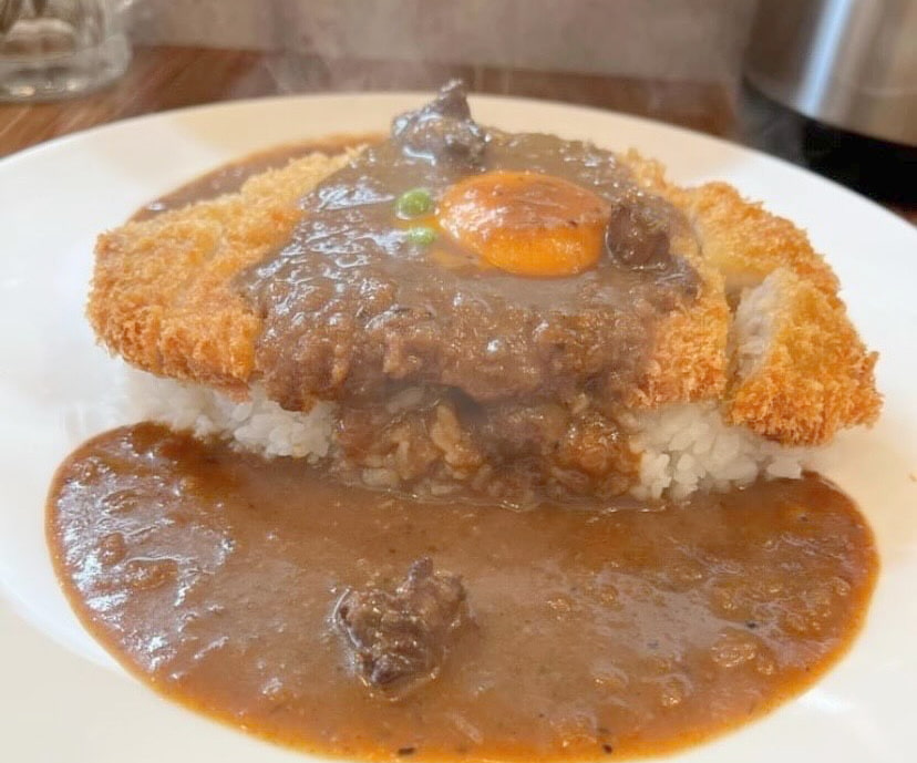 人気を二分する「とんかつカレー（生たまごのせ）」1,200円（税込）（出典：PEACE CURRY（ピースカレー）公式Instagram）