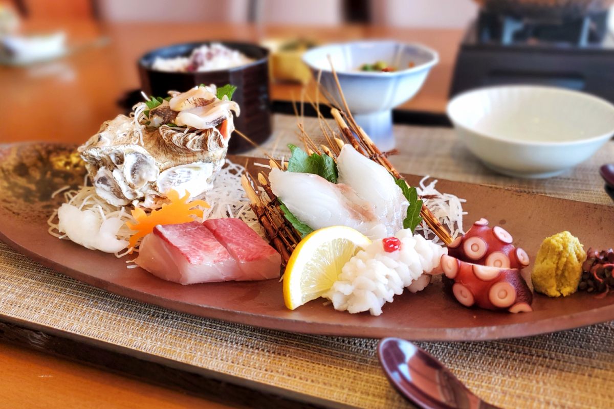 「本日入荷鮮魚5種盛り」　新鮮な地魚がたっぷり！コリコリ食感のニシ貝から脂がじわっ～と広がるカンパチまで、ここでしか楽しめない素材ばかり