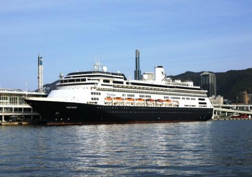 外国客船「フォーレンダム」が神戸港に入港　神戸市中央区
