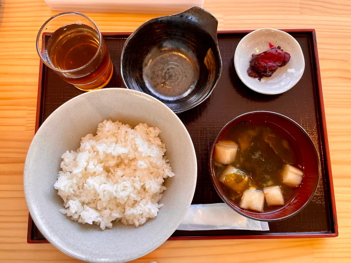 「たまごかけご飯セット」600円（税込）※味噌汁、お漬物つき