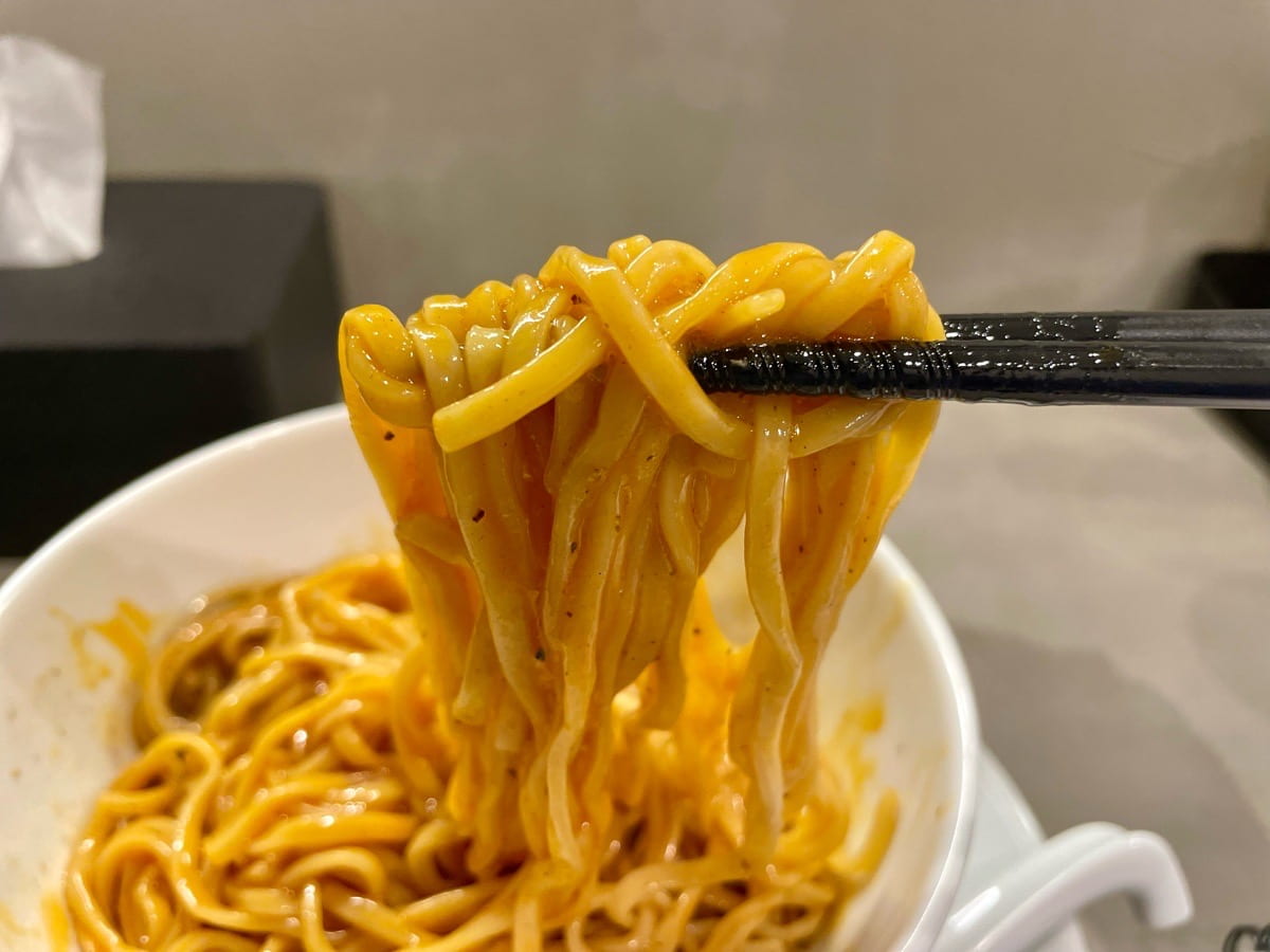 箸いっぱいに麺をつかんで、一気にすするべし！&nbsp;