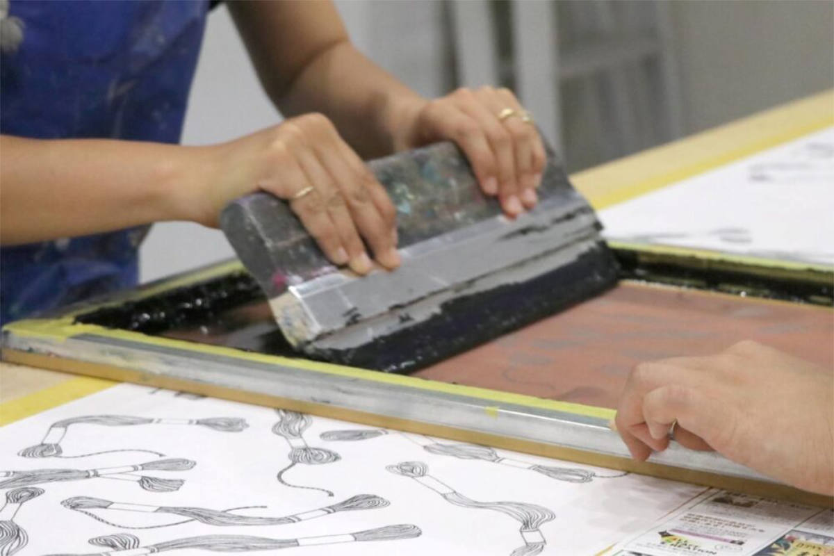 新開地アートひろばで体験イベント『はじめてのシルクスクリーン「手ぬぐいに刷ってみよう！」』開催　神戸市 [画像]
