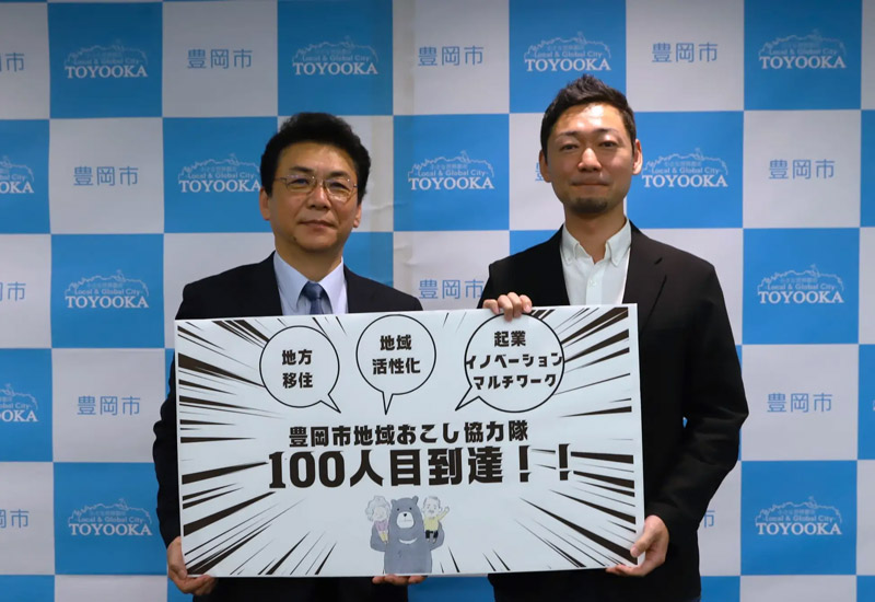 （左）関貫久仁郎市長、（右）100人目の隊員となった林田大幸さん