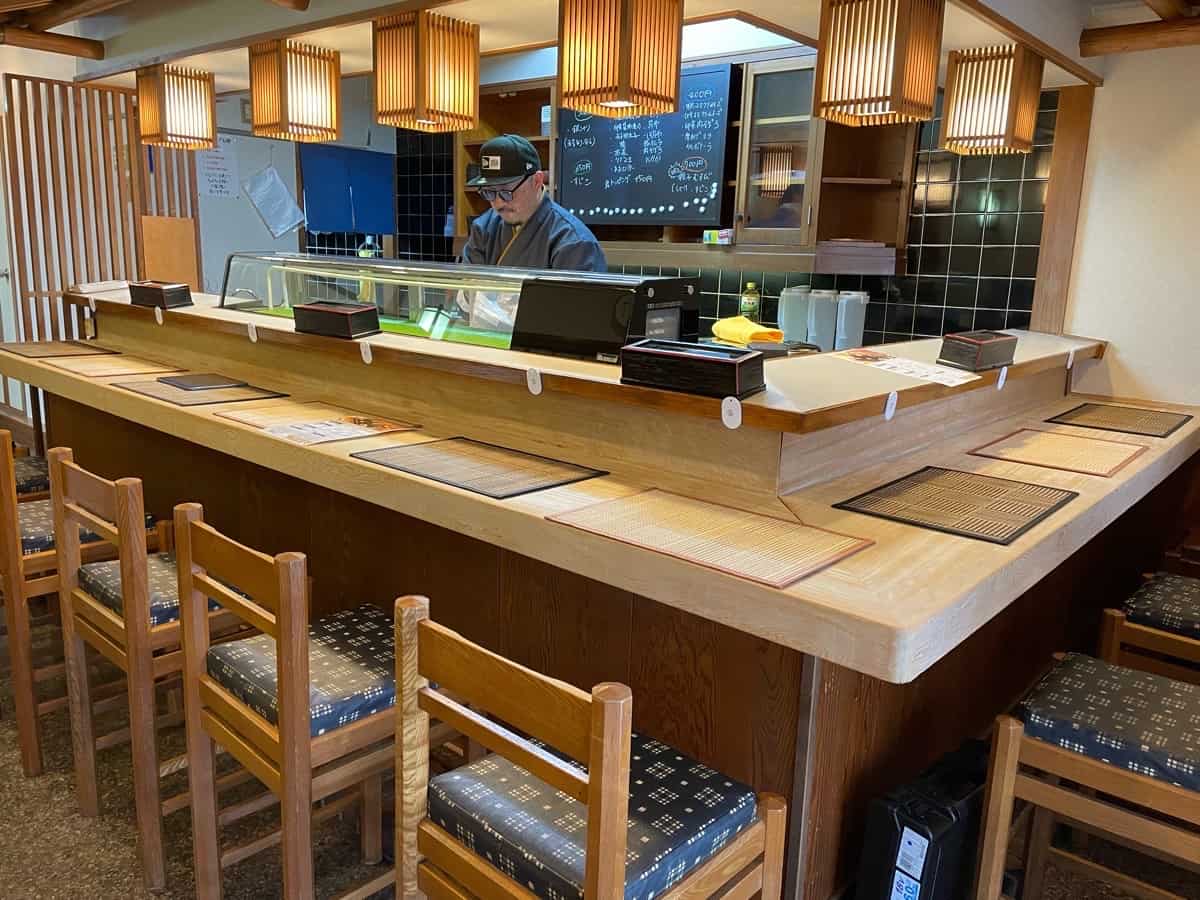 元寿司屋の名残のあるカウンター席