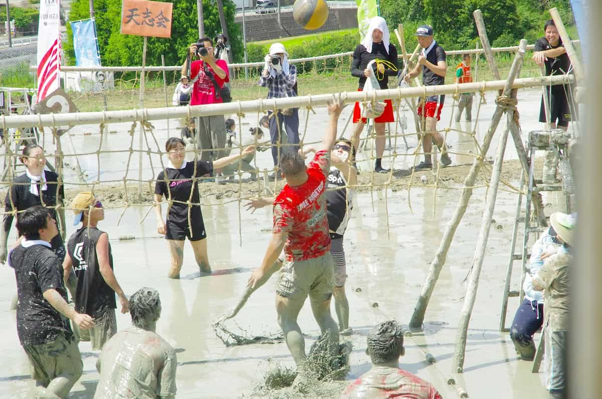 道の駅フルーツ・フラワーパーク大沢で「第23回おおぞうどろんこバレーボール神戸大会」開催　神戸市 [画像]