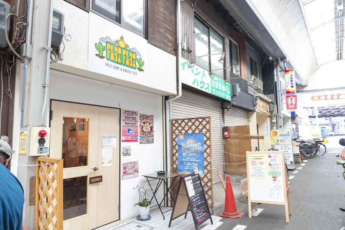 場所は大安亭市場北側、業務スーパーのすぐ向かいにあります