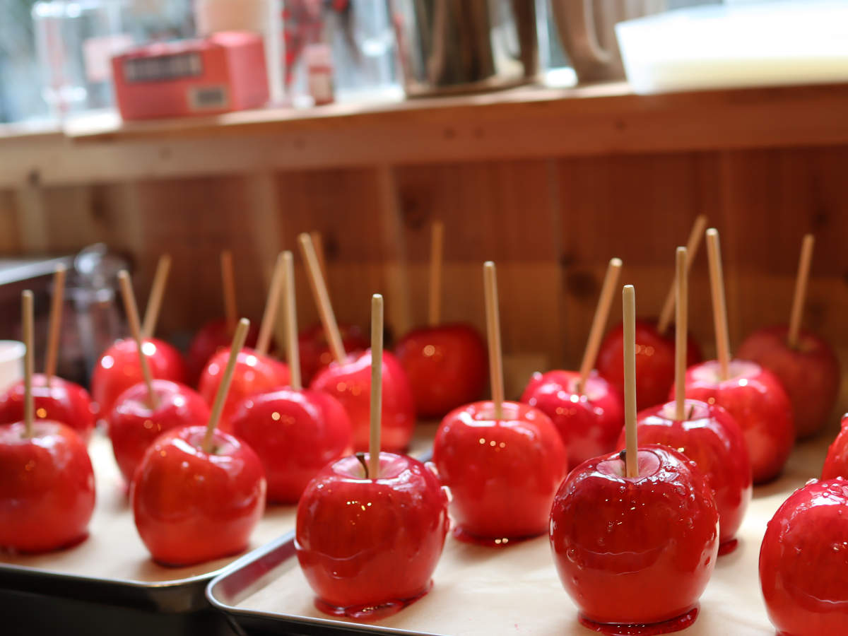 りんご飴専門店『代官山Candyapple』がサクマドロップスとのコラボ商品を発売　神戸市 [画像]