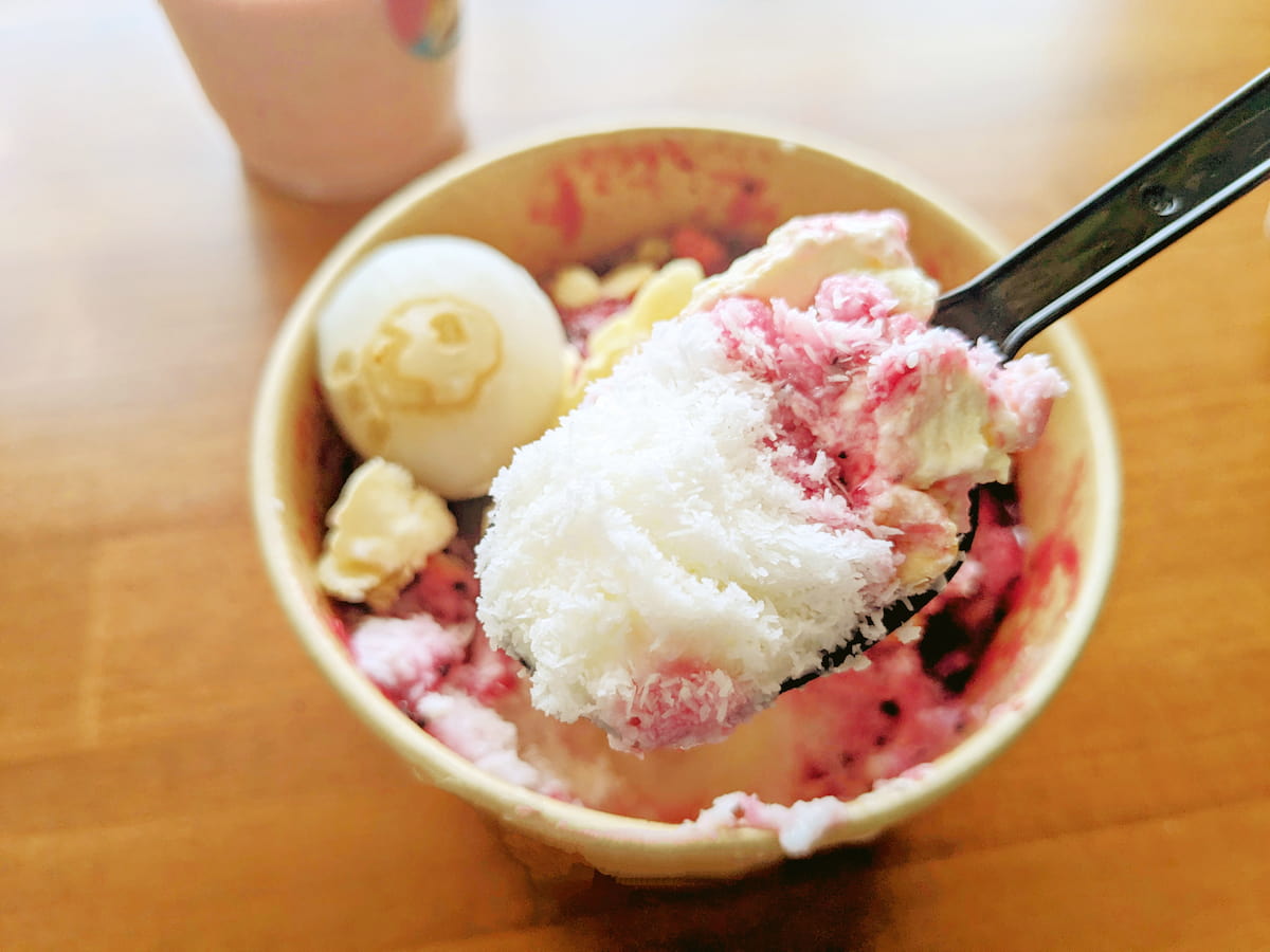 氷ではなくミルクベースをふんわりと削ったいわゆる&rdquo;雪花氷（シェーファーピン）&rdquo;のような食感