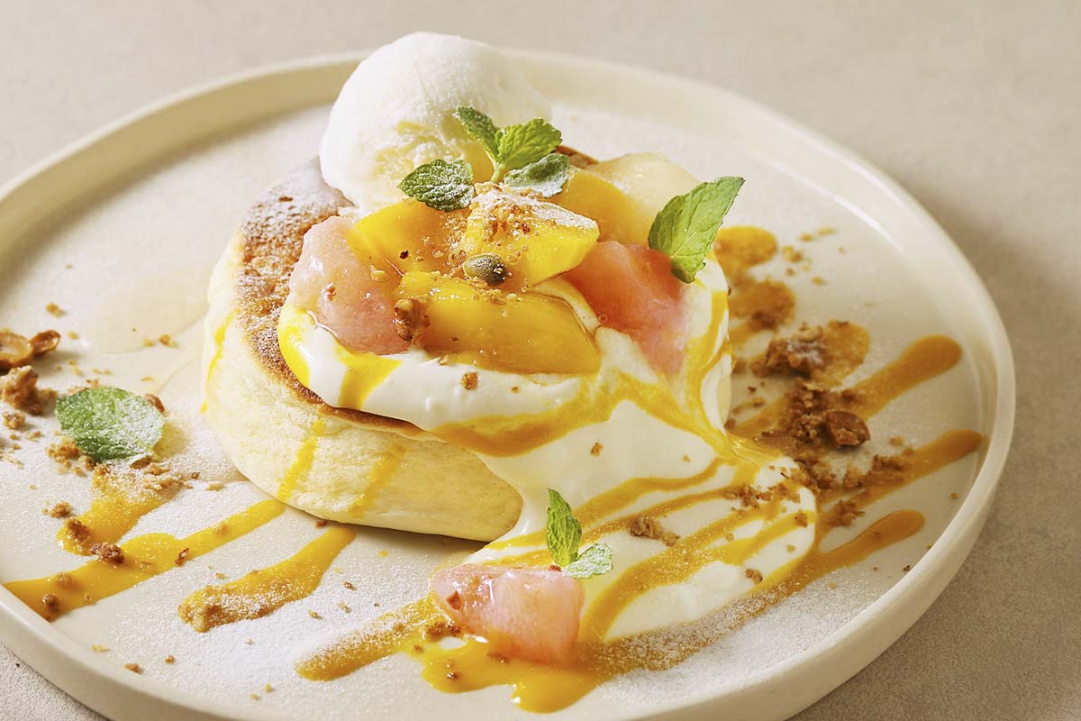 「白桃とマンゴーのヨーグルトパンケーキ」1,540円（税込）