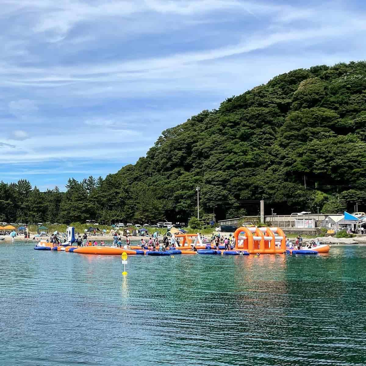 竹野浜海水浴場で「海上アスレチックたけのチックラグーン」がシーズンオープン　豊岡市 [画像]