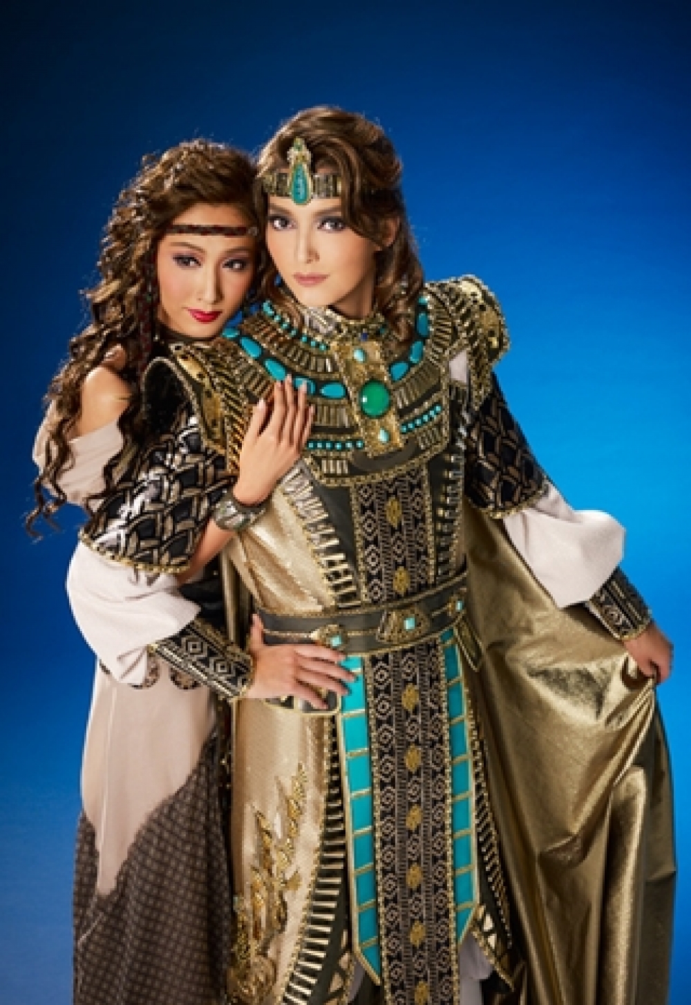 エジプトの若き将軍ラダメスと、奴隷となったエチオピア王女アイーダの悲恋を華やかにドラマティックに描く！ 宝塚歌劇 宙組公演『王家に捧ぐ歌』 －オペラ 「アイーダ」より－ | Kiss PRESS(キッスプレス)