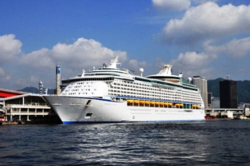外国客船「ボイジャー・オブ・ザ・シーズ」が神戸に入港　神戸市中央区