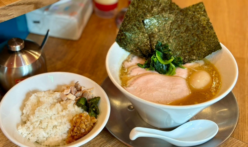 JR六甲道駅近く『なま醤油とんこつ フルスイング』で「なま醤油とんこつラーメンとライスのセット」に舌鼓　神戸市