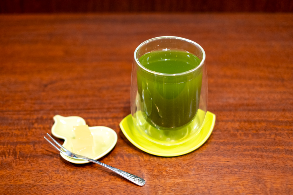 清涼感のある甘みが心地よい「水出し煎茶 雪月花」湯呑 350円（税込）