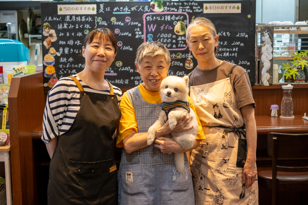 （左）店主の伊東貴子さん。ワンちゃんは看板犬のリトくん