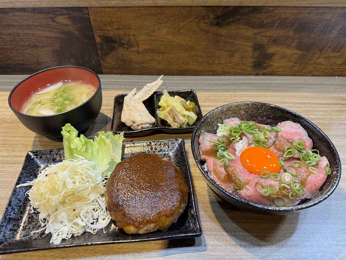 新メニュー「ローストビーフ丼&amp;ハンバーグセット」（ランチタイム）1,900円（税込）