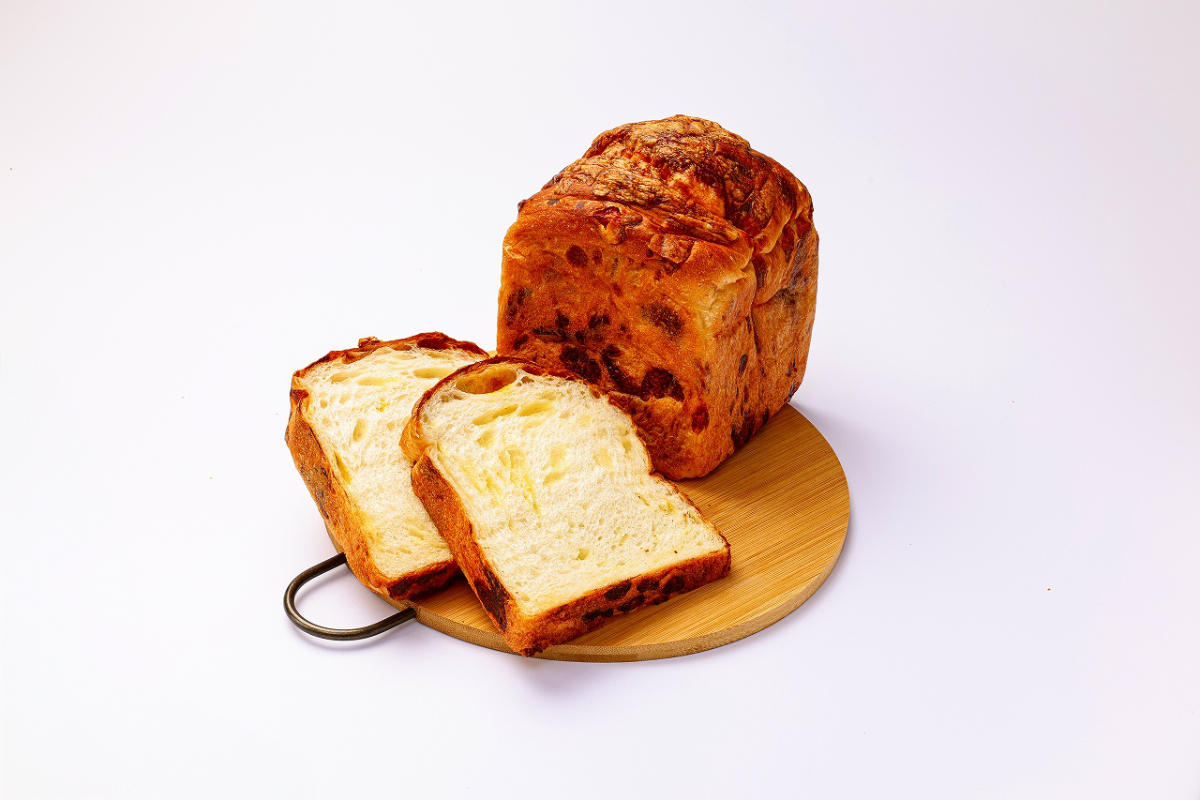 「4種チーズの『生』食パン」ハーフサイズ（1斤）1,200円（税込）