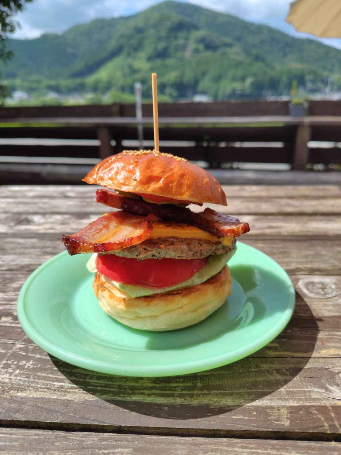 「ベーコンチーズバーガー」テイクアウト 1,512円、店内飲食 1,540円（各税込）