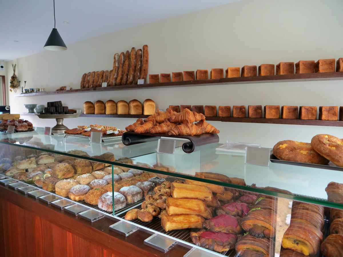 ベーカリーに並ぶパンは常時40〜50種類