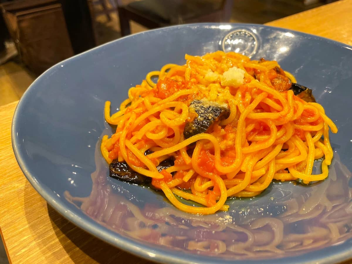 茄子のトマトソースパスタ※前菜・パスタ・ドリンク・ドルチェが楽しめるコースランチ1,595円（税込）