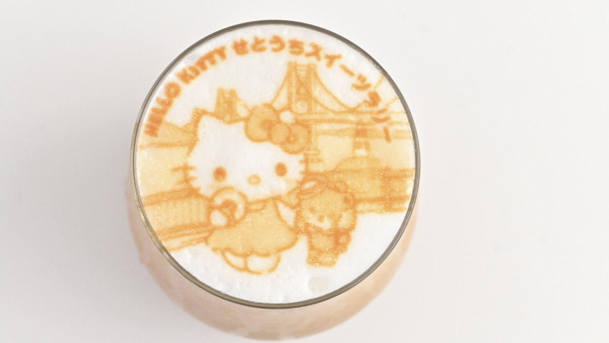 「HELLO KITTY SMILE 限定ラテアート」（ホット/アイス）900円or1000円（税込）、セット注文 500円（税込）※価格は注文するメニューによって変わります