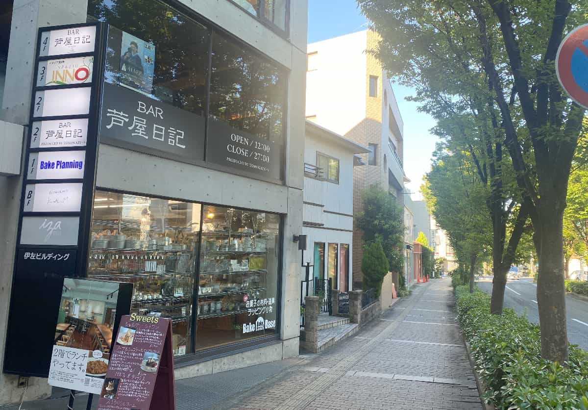 お店はビルの2階