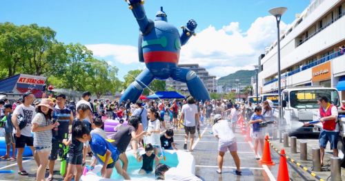 新長田の鉄人広場で水かけ祭り「長田鉄人ソンクラーン2024」開催　神戸市