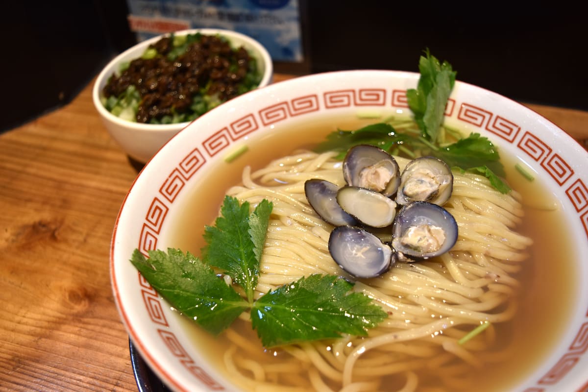 「冷製シジミラーメン」1,000円（税込）「〆ごはんB・シジミごはん」250円（税込）