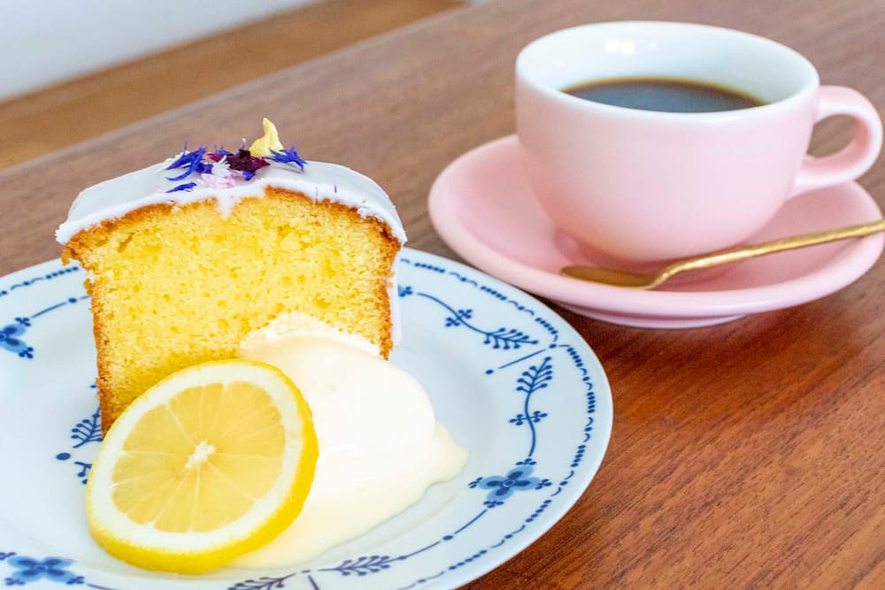 バニラアイスが添えられた「レモンパウンドケーキ」600円 、「ドリップコーヒー」600円（各税込）
