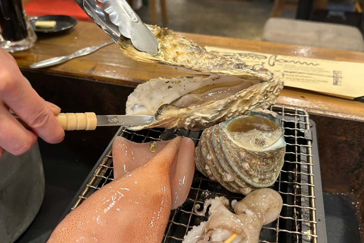 寒い季節に嬉しい！「○上（まるじょう）水産」で心も体も温まる『焼き牡蠣』と『浜焼き』を実食 姫路市 [画像]