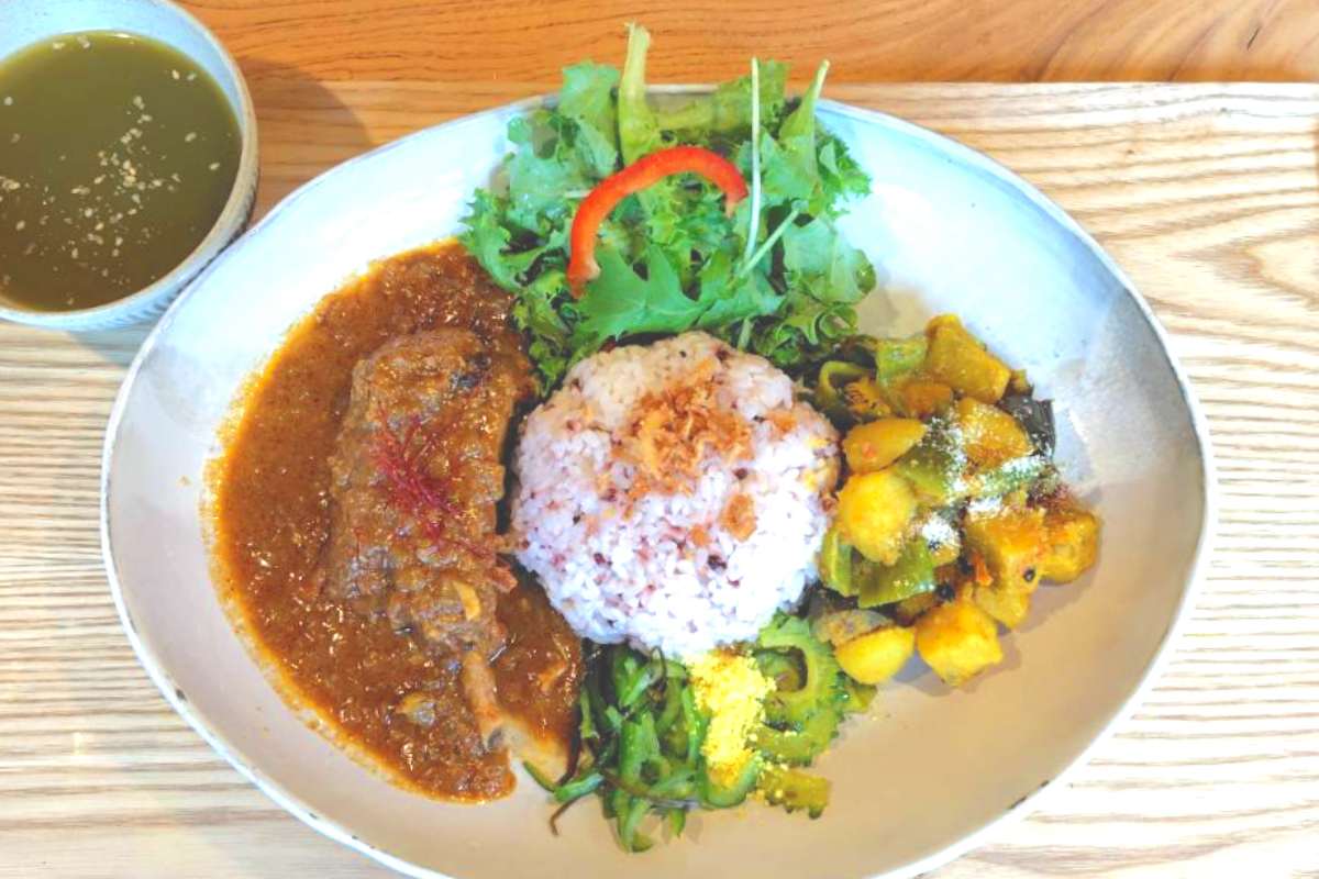 カレーには季節の野菜や、おひたしが添えられます