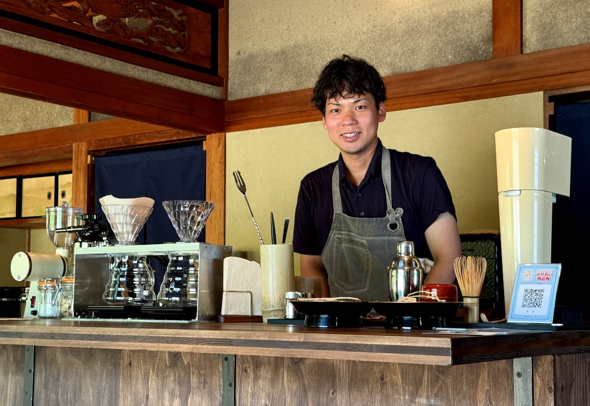 宿主の岡野満さん　現在ワンオペで営業しています