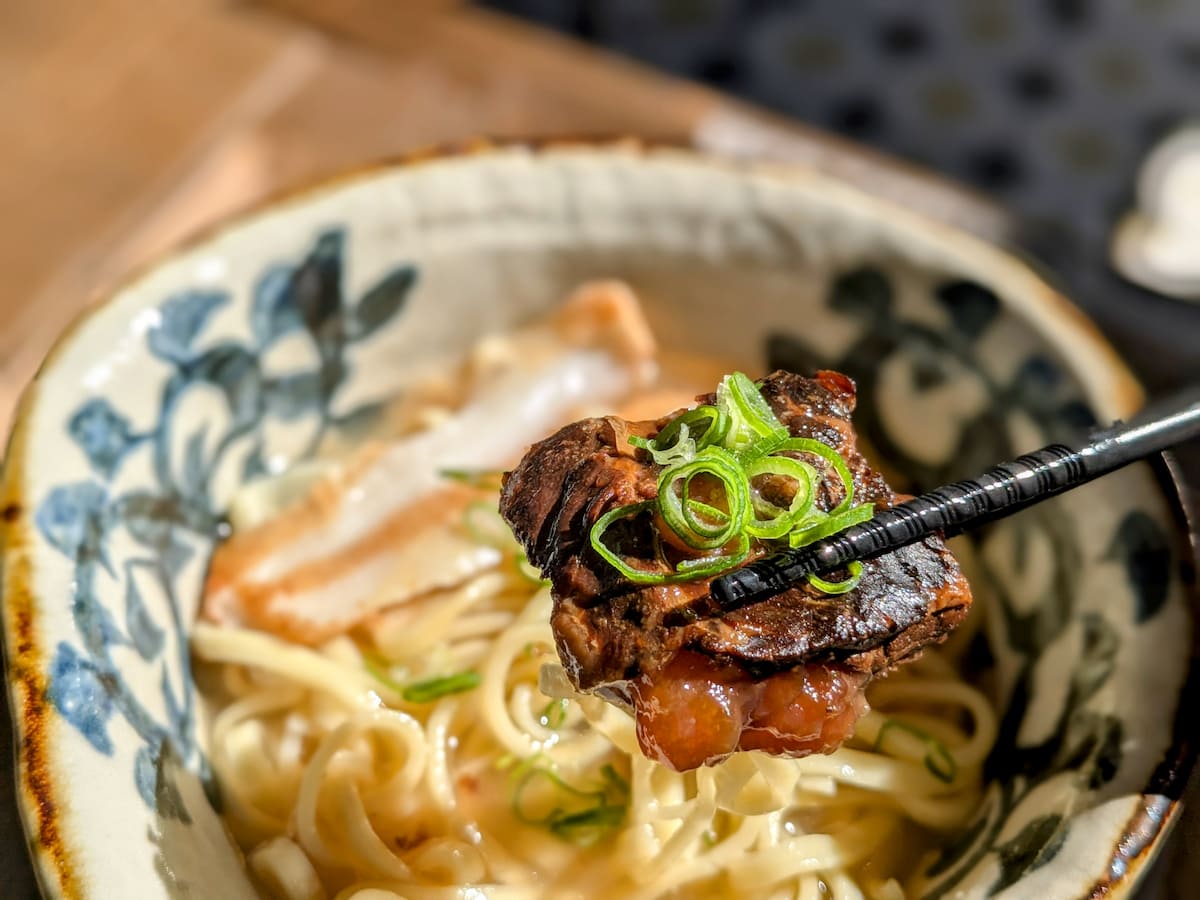 尾崎漁港すぐそば『麺とシーサー わとわ 淡路島』で絶品「沖縄そば」を堪能　淡路市 [画像]