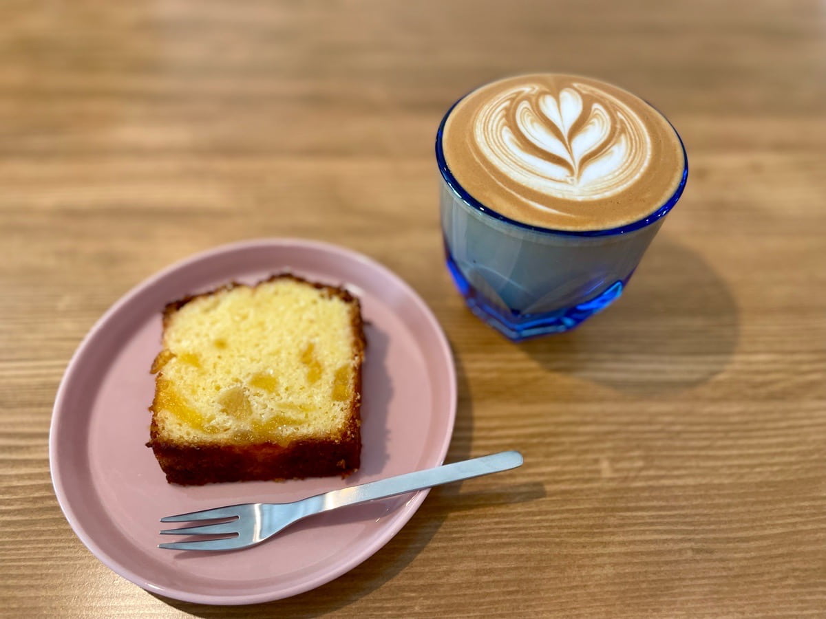 「ココナッツパインパウンドケーキ」445円、「カプチーノ」605円（すべて税込）&nbsp;