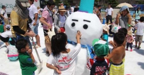 大蔵海岸で「真夏の小さな雪遊び」開催　明石市