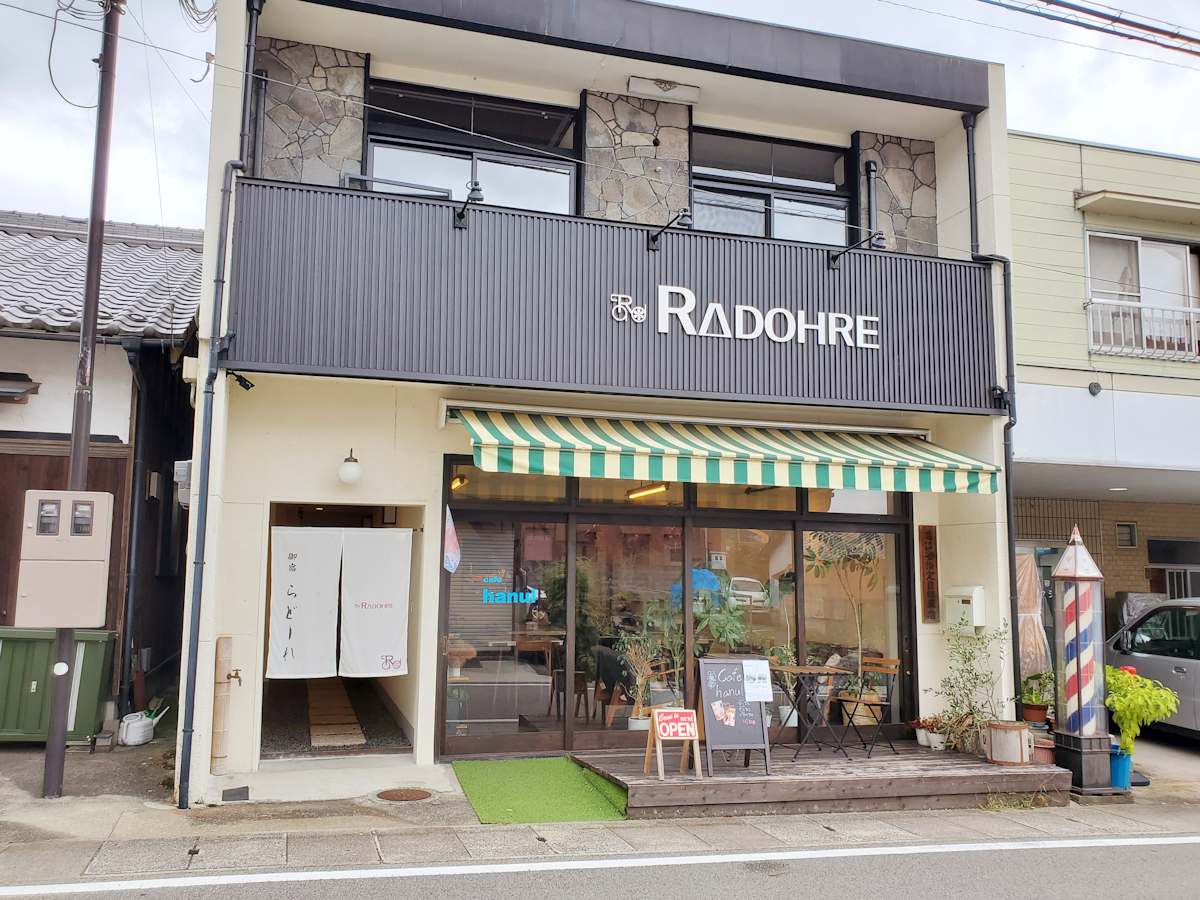 ゲストハウス『ラドーレ神河』の1階にお店を構えます