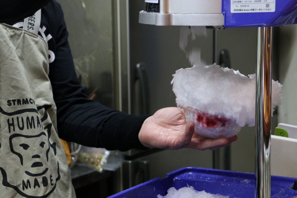 かき氷専門店『tiger cafe』でミルクベースの濃厚な「ピスタチオ味のかき氷」を実食　明石市 [画像]