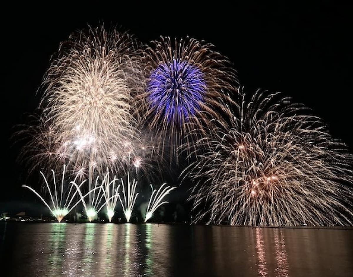 &nbsp;洲本大浜公園の砂浜から迫力の花火が見られます