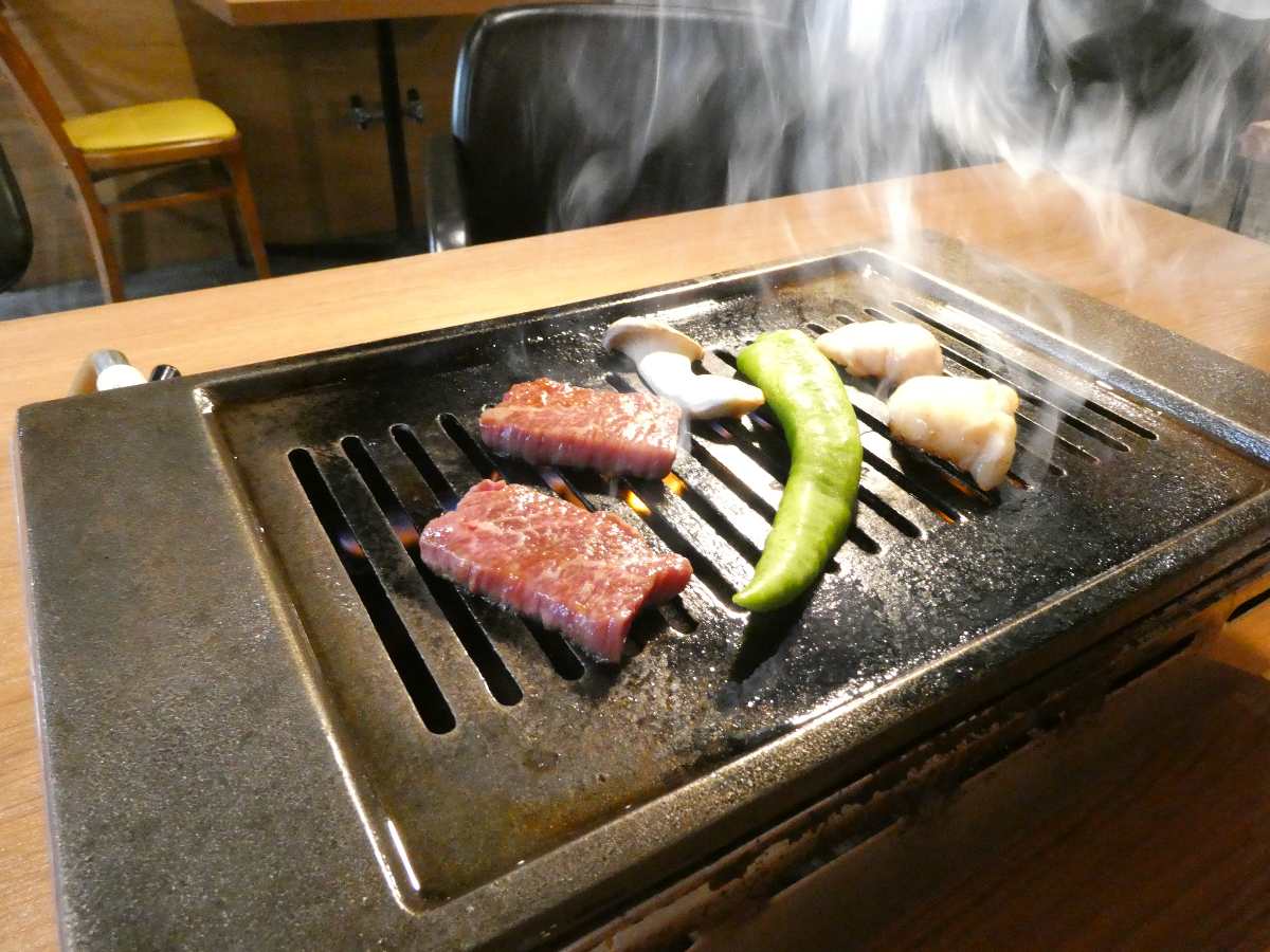 JR尼崎駅近く『肉と鍋 さとり』の土日祝限定ランチ「牛ホルモン&amp;ハラミ定食」を実食 尼崎市 [画像]