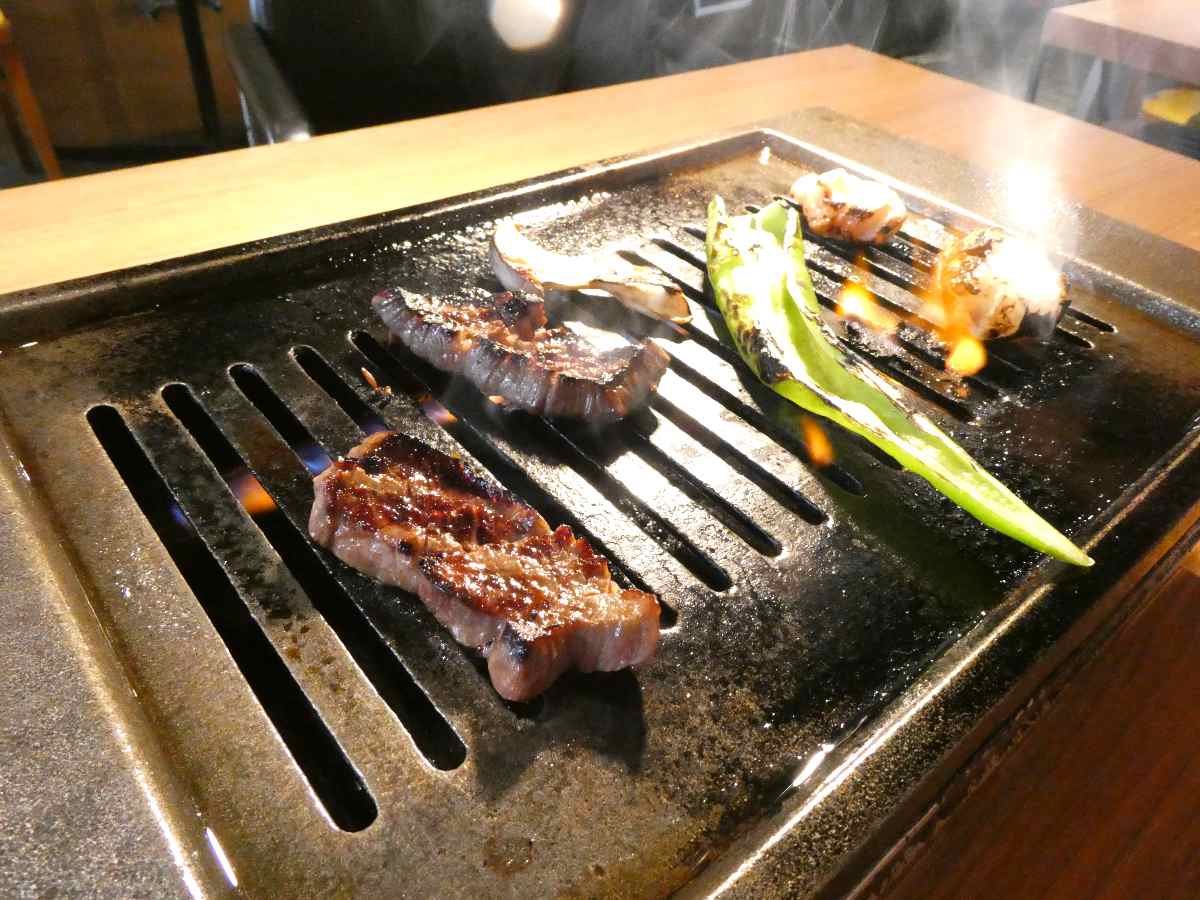 JR尼崎駅近く『肉と鍋 さとり』の土日祝限定ランチ「牛ホルモン&amp;ハラミ定食」を実食 尼崎市 [画像]