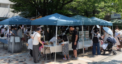 三軒寺前広場で「第141回イタミ朝マルシェ」開催　伊丹市